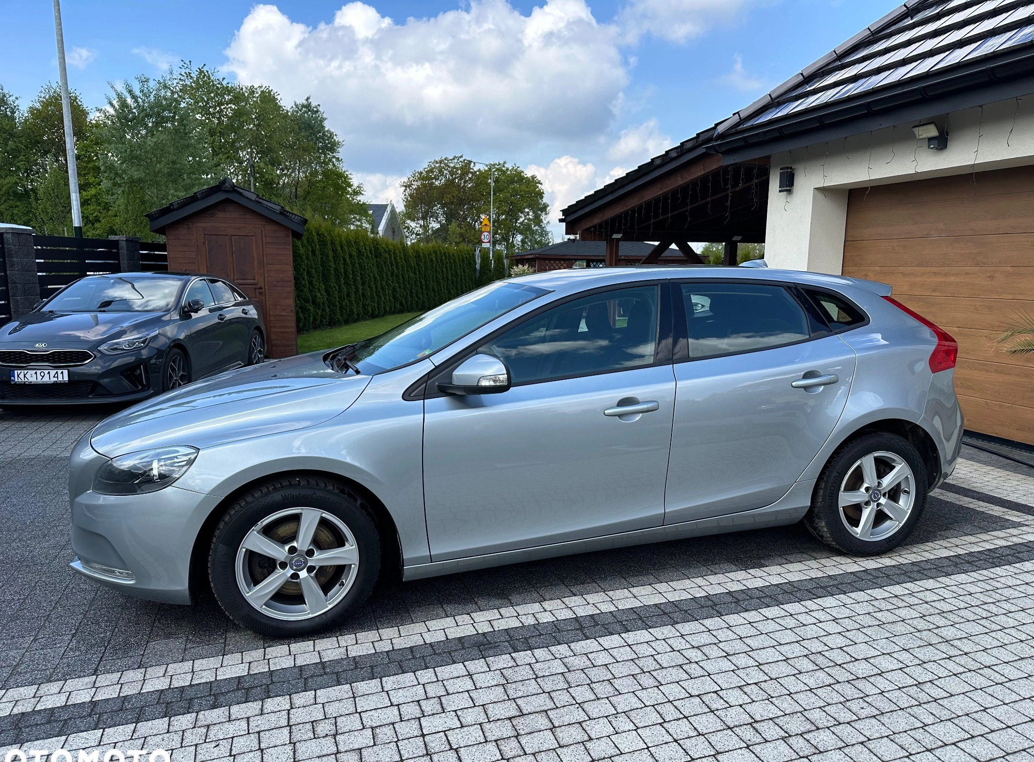 Volvo V40 cena 42500 przebieg: 170000, rok produkcji 2014 z Kraków małe 742